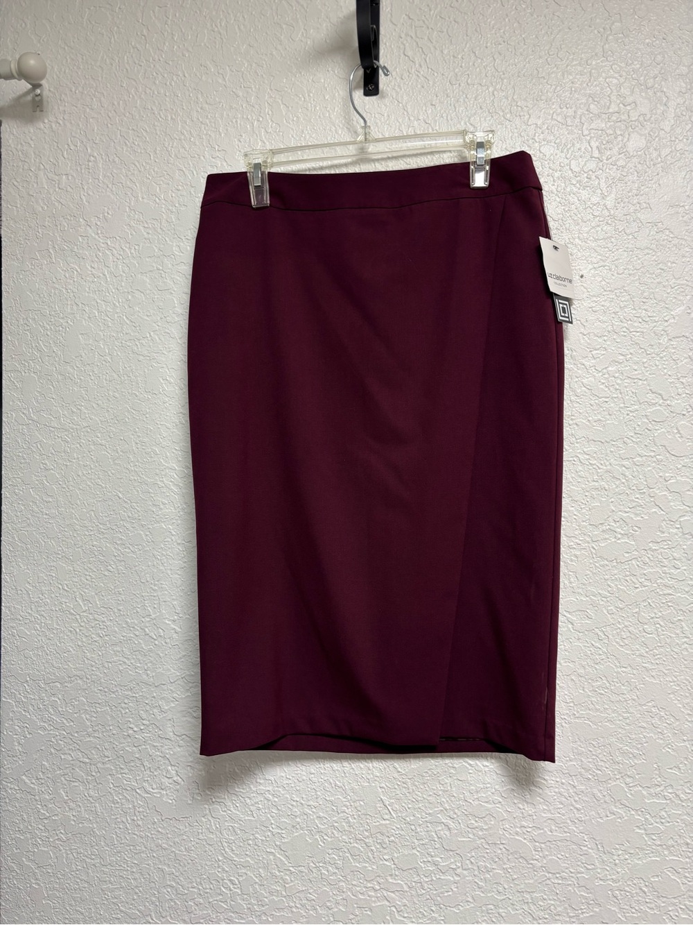 Liz Claiborne Burgundy Pencil Skirt - Sleek Office Staple Size 10